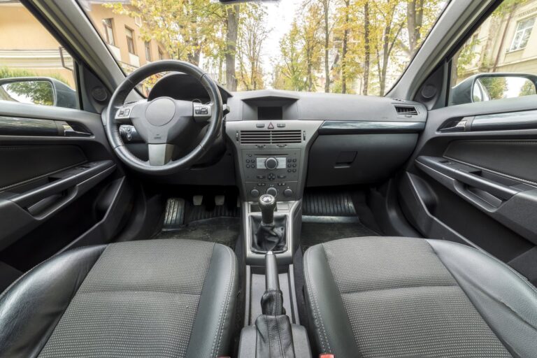 Manual czy automat? Wybór samochodu na naukę jazdy