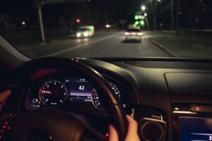Jak skutecznie przygotować się do jazdy nocą – porady dla początkujących kierowców 10 prowadzenie samochodu nocą