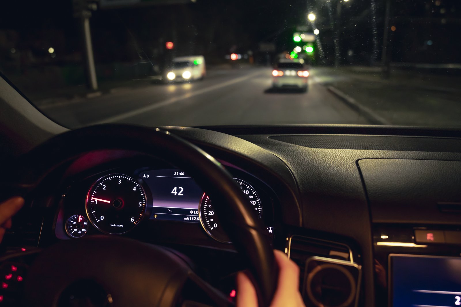 Jak skutecznie przygotować się do jazdy nocą – porady dla początkujących kierowców 1 prowadzenie samochodu nocą